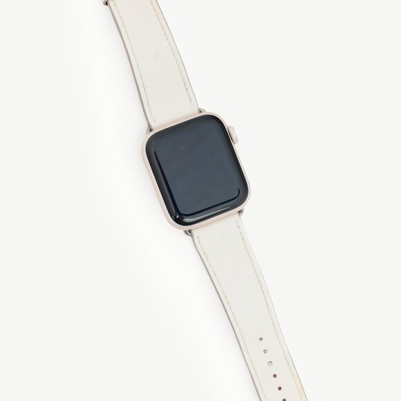 Apple Watch SE with Hermes Blanc Leather Single Tour Band - Picture 2 of 7